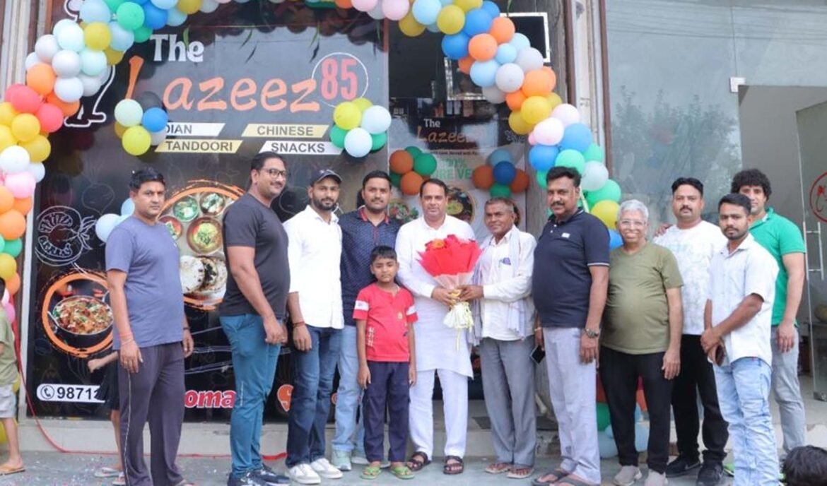  गुरुग्राम के सेक्टर-85 में रेस्तरां के उद्घाटन पर मुख्य अतिथि सरपंच सुंदर लाल यादव का स्वागत करते आयोजक।