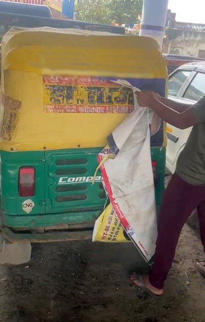 ऑटो रिक्शा पर राजनीतिक गतिविधियों के पोस्टर न लगाए, होगी कार्रवाई : जिला निर्वाचन अधिकारी विक्रम सिंह