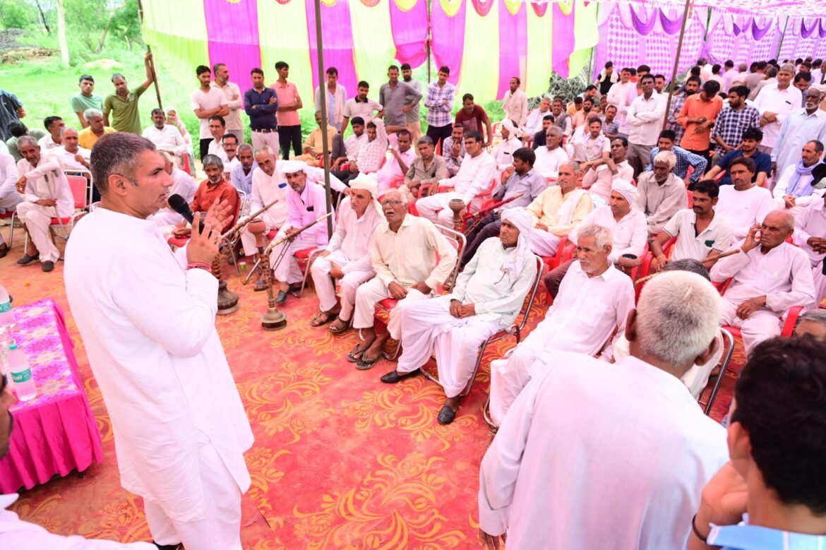 गांव देवराला में जगह-जगह अनिरुद्ध चौधरी के हुए 4 दर्जन से अधिक कार्यक्रम