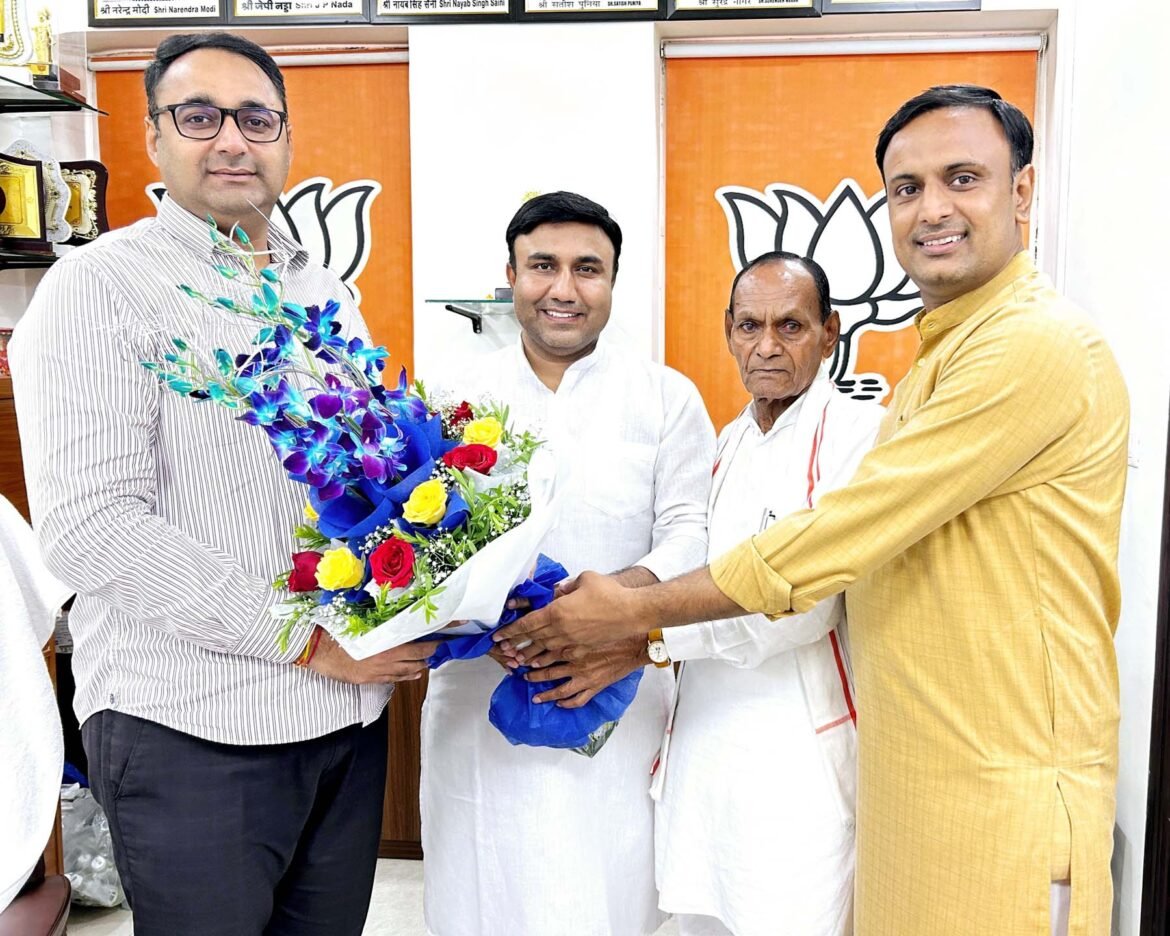 भाजपा जिला मीडिया प्रमुख बनने पर पवन यादव को शुभकामनाएं देते जिला अध्यक्ष कमल यादव व अन्य।  