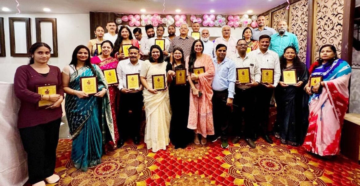 शिक्षक दिवस के उपलक्ष्य में सम्मानित किए गए शिक्षक।