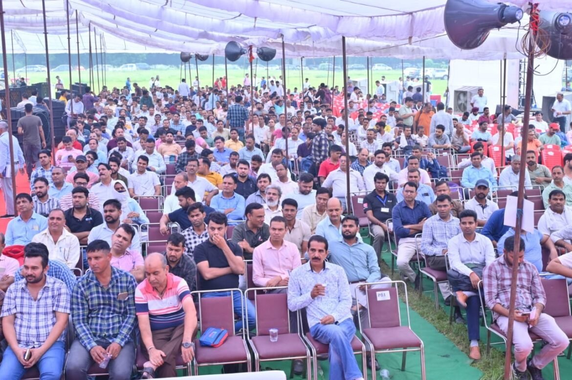 पटौदी व बादशाहपुर विधानसभा की पोलिंग पार्टियों के दूसरे राउंड के प्रशिक्षण कार्यक्रम में मौजूद कर्मचारी।