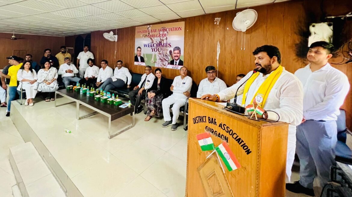 जिला न्यायालय में वकीलों के बीच अपना उद्देश्य रखते गुडग़ांव विधानसभा से निर्दलीय प्रत्याशी नवीन गोयल