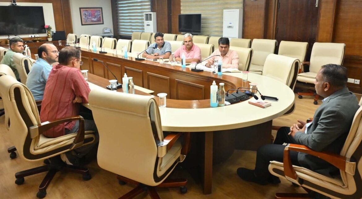 उम्मीदवार स्वयं अपने विज्ञापन और प्रचार व्यय की जानकारी दें: ऑब्जर्वर