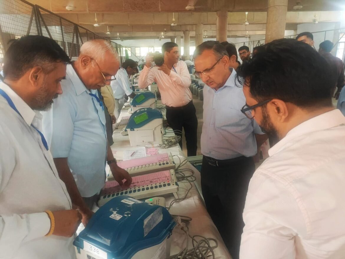डीसी ने रिटर्निंग अधिकारियों के साथ भिवानी व बवानी खेड़ा विधानसभा क्षेत्र के स्ट्रांग रूम का किया निरीक्षण