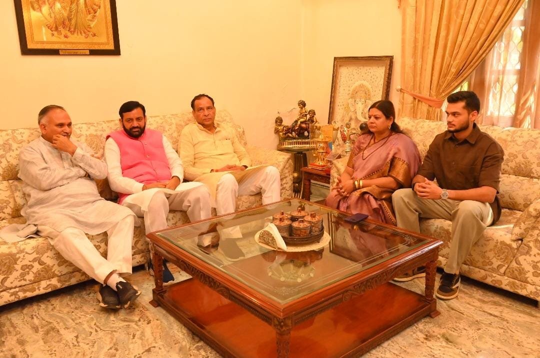 कांग्रेस व भाजपा के दिग्गजों ने बागियों को मनाने में लगाया जोर