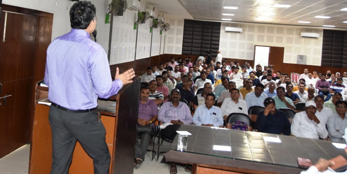 पंचायत भवन के सभागार में आयोजित प्रशिक्षण में काउंटिंग स्टाफ को मतगणना के सफल संचालन के  टिप्स