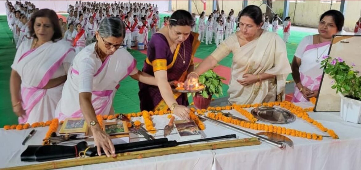 पथ संचलन में 350 से अधिक महिलाओं ने दिखाई एकता