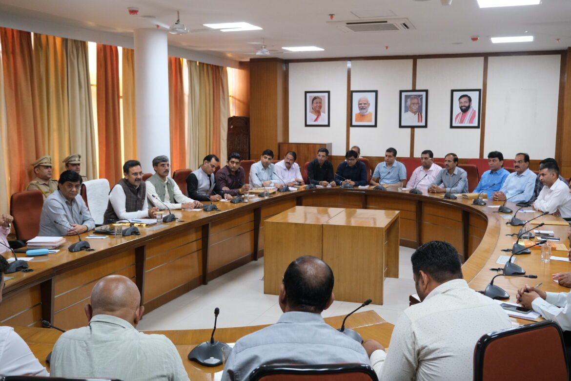 विधान सभा अध्यक्ष हरविंद्र कल्याण ने की विस अधिकारियों के साथ बैठक