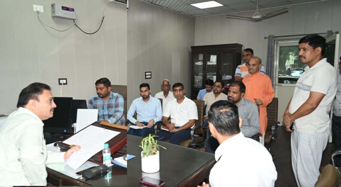 गुरुग्राम में समाधान शिविर में सुनवाई करते निगमायुक्त डा. नरहरि सिंह बांगड़