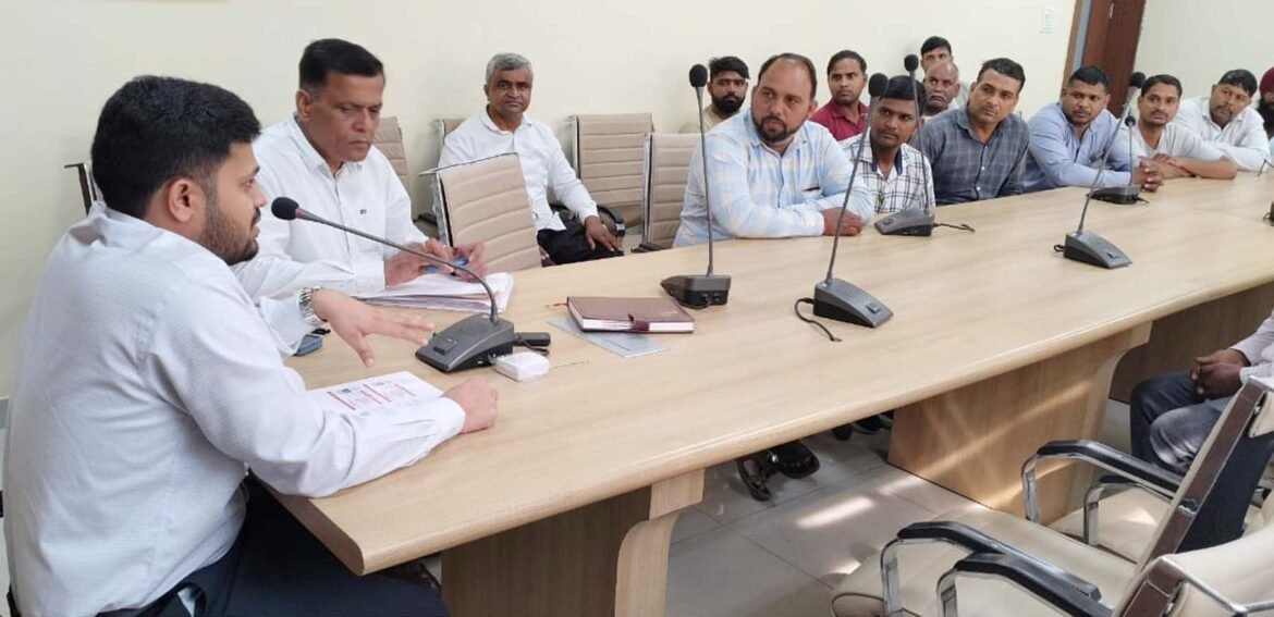 सेवक योजना के कामगारों को एडीसी ने आईडी कार्ड जारी किए