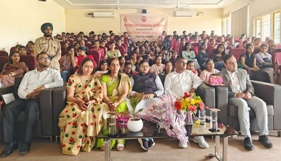 गुरुग्राम में महिला उत्पीडऩ से संबंधित केसों की सुनवाई के दौरान महिलाओं के साथ हरियाणा महिला आयोग की उपाध्यक्ष सोनिया अग्रवाल।  
