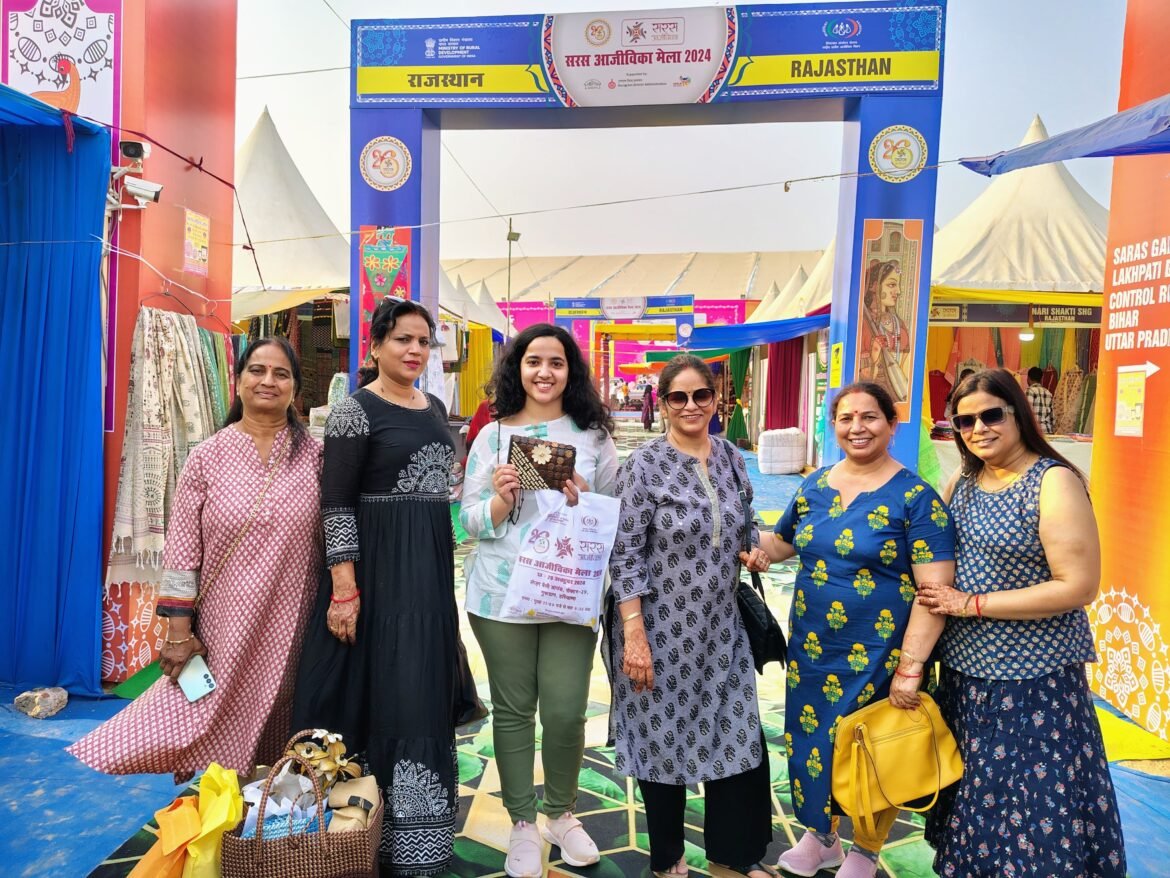 गुरुग्राम के सेक्टर-29 स्थित लेजरवैली मेले में खरीदारी करने पहुंची महिलाएं।