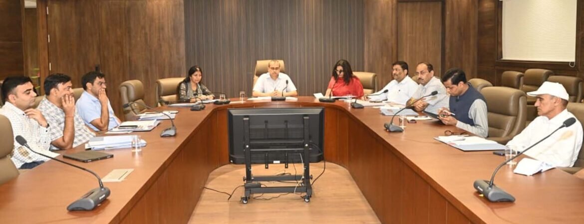 गुरुग्राम स्थित निगम कार्यालय में अधिकारियों की गै्रप नियमों की पालना को लेकर बैठक लेते निगमायुक्त अशोक कुमार गर्ग। 