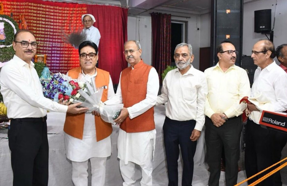 श्री गौरी शंकर मंदिर सेक्टर-9 में खाटू श्याम बाबा के विग्रह की प्राण-प्रतिष्ठा कार्यक्रम में बोधराज सीकरी का स्वागत करते आयोजक