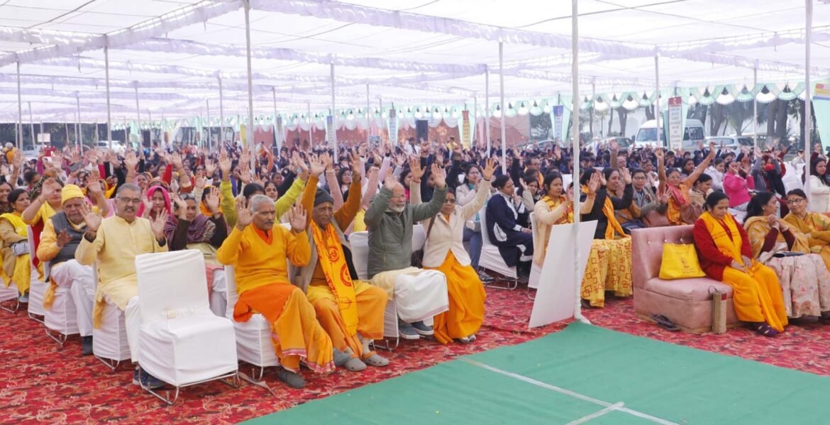 गुरुग्राम में गायत्री परिवार के तत्वावधान में आयोजित हमारी भावी पीढ़ी और उसका नवनिर्माण कार्यक्रम में मौजूद लोग।