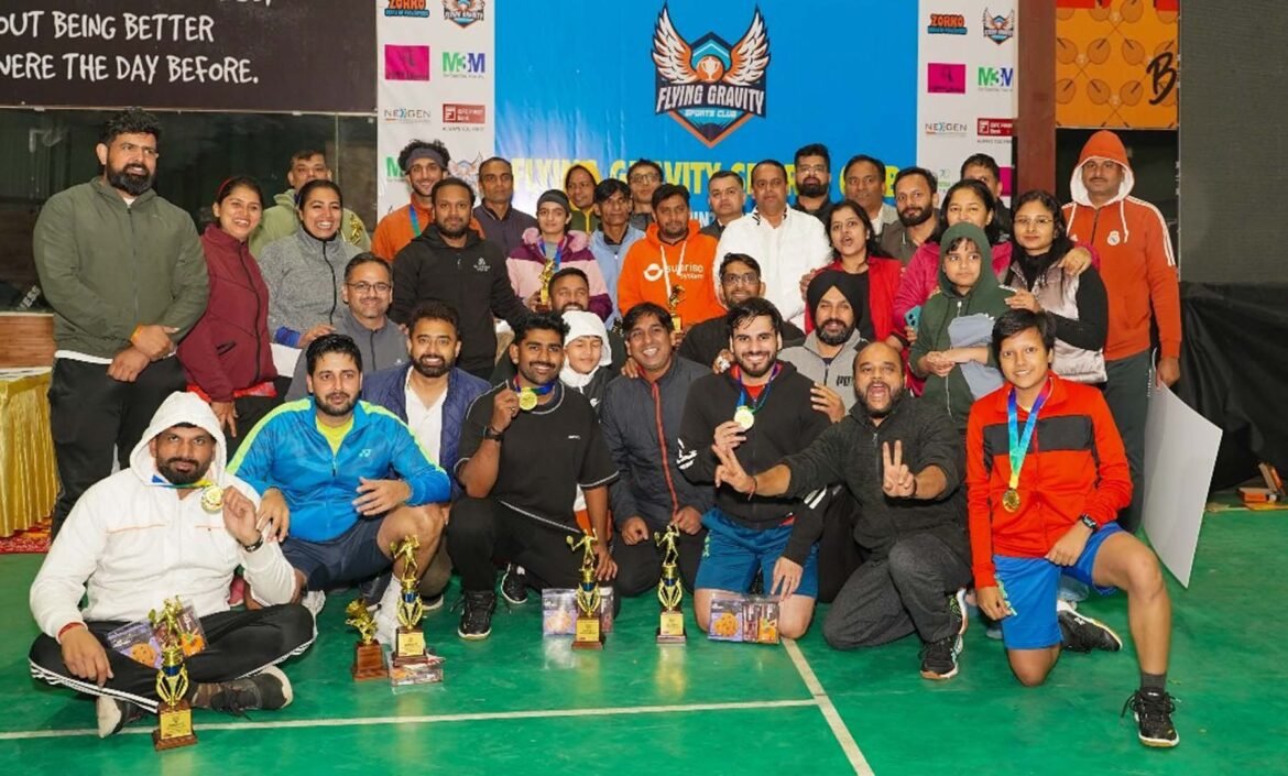 गुरुग्राम के सेक्टर-82 में एक दिवसीय ओपन बैडमिंटन प्रतियोगिता में विजेताओं को सम्मानित करते मुख्य अतिथि सरपंच सुंदर लाल यादव।