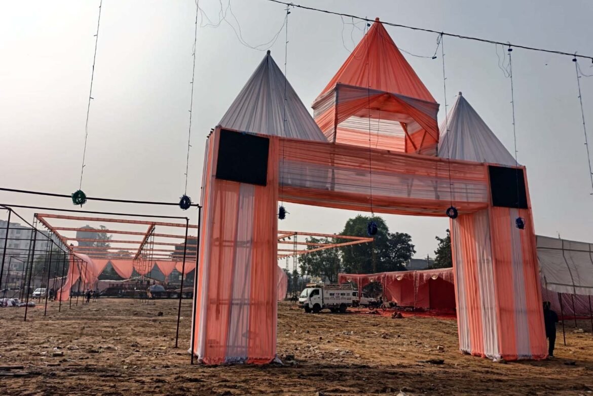 गुरुग्राम में बस स्टैंड के निकट गौशाला ग्राउंड में गुरुग्राम संकीर्तन महोत्सव के लिए लगाया जा रहा भव्य टैंट।