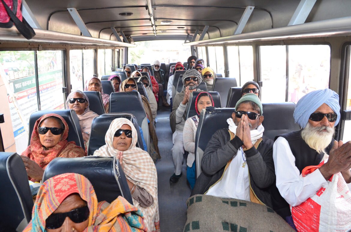 33वां याद ए मुर्शिद परम पिता शाह सतनाम जी महाराज फ्री आई कैंप में ऑप्रेशन के बाद बस में घरों को लौटते बुजुर्ग