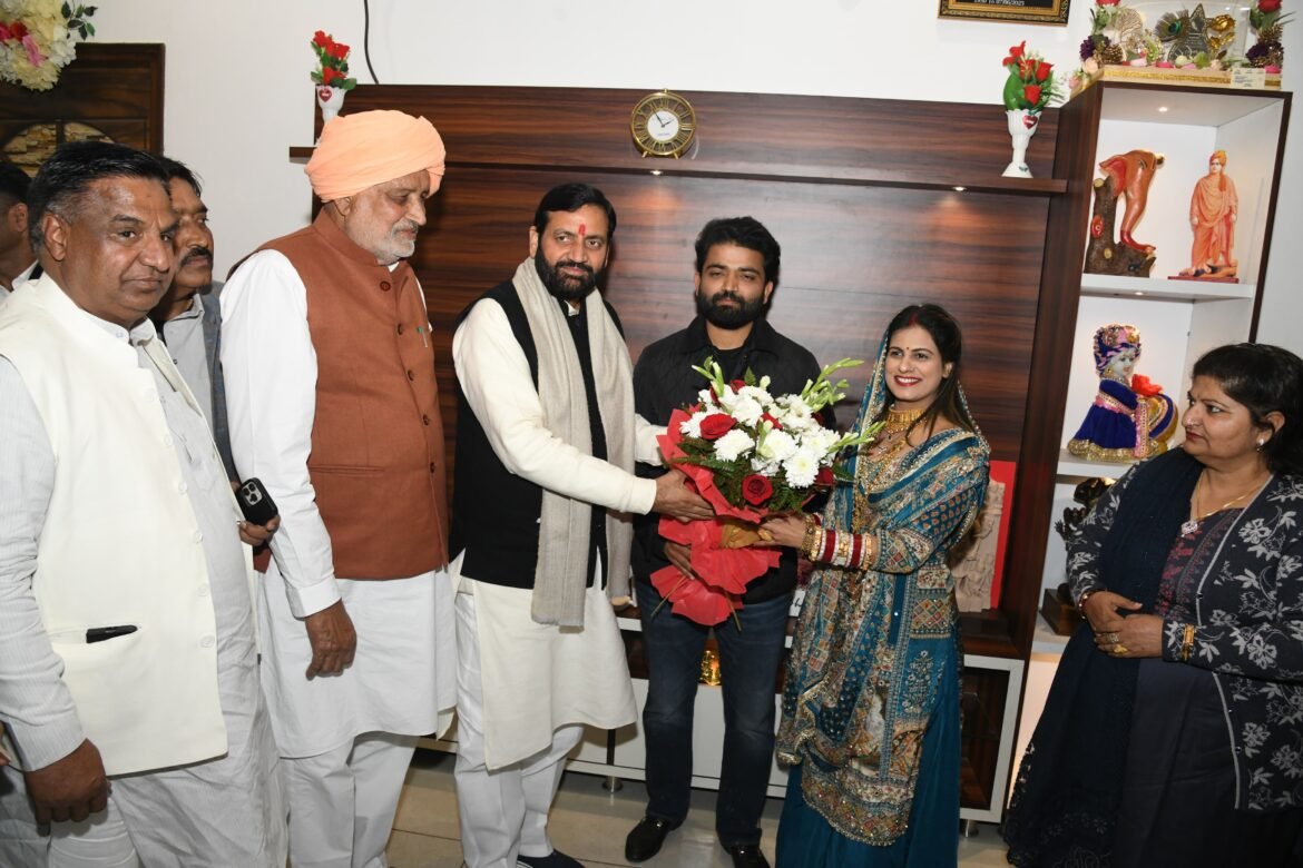 मुख्यमंत्री नायब सैनी ने कृषि मंत्री  के पौत्र पौत्र वधु को दिया आशीर्वाद