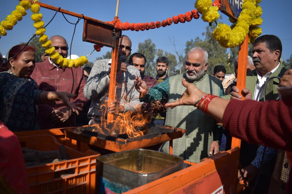 विधायक जगमोहन आनंद ने रामलीला ग्राउंड से विशाल नगर शोभा यात्रा को दिखाई हरी झंडी और गीतामय हो गया करनाल शहर, शोभा यात्रा में शामिल रही सामाजिक, धार्मिक व शैक्षणिक संस्थाओं की मनमोहक झांकियां।  