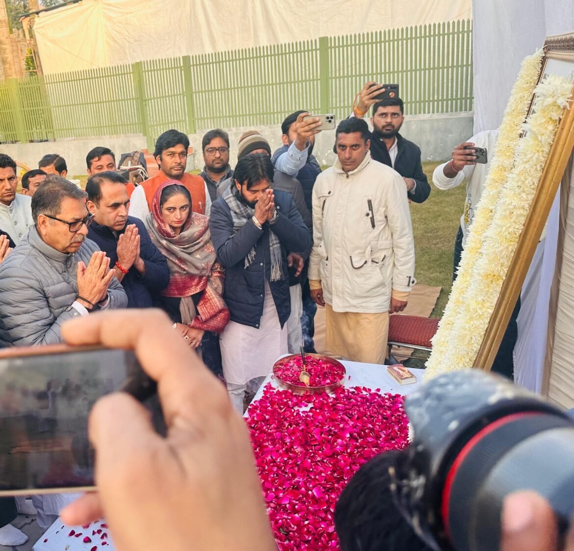 हरियाणा प्रभारी ने तेजाखेड़ा पहुंचकर पूर्व सीएम को अर्पित की श्रद्धांजलि