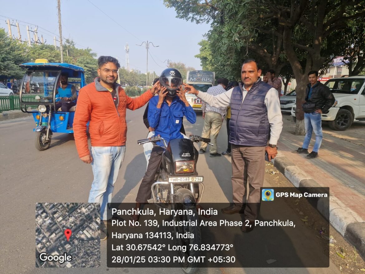 सुरक्षित ड्राइविंग को बढ़ावा देने के लिए हेलमेट वितरित किए
