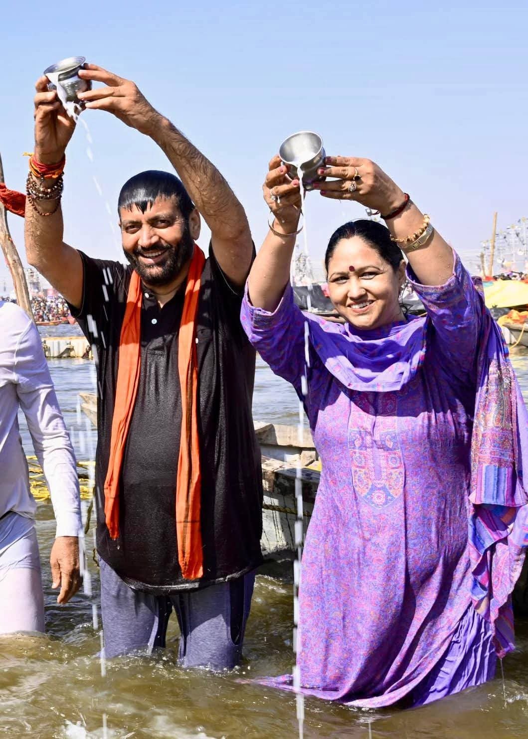 हरियाणा के मुख्यमंत्री ने धर्मपत्नी के साथ महाकुंभ में लगाई आस्था की डुबकी सनातन परंपराओं के समागम का किया अवलोकन