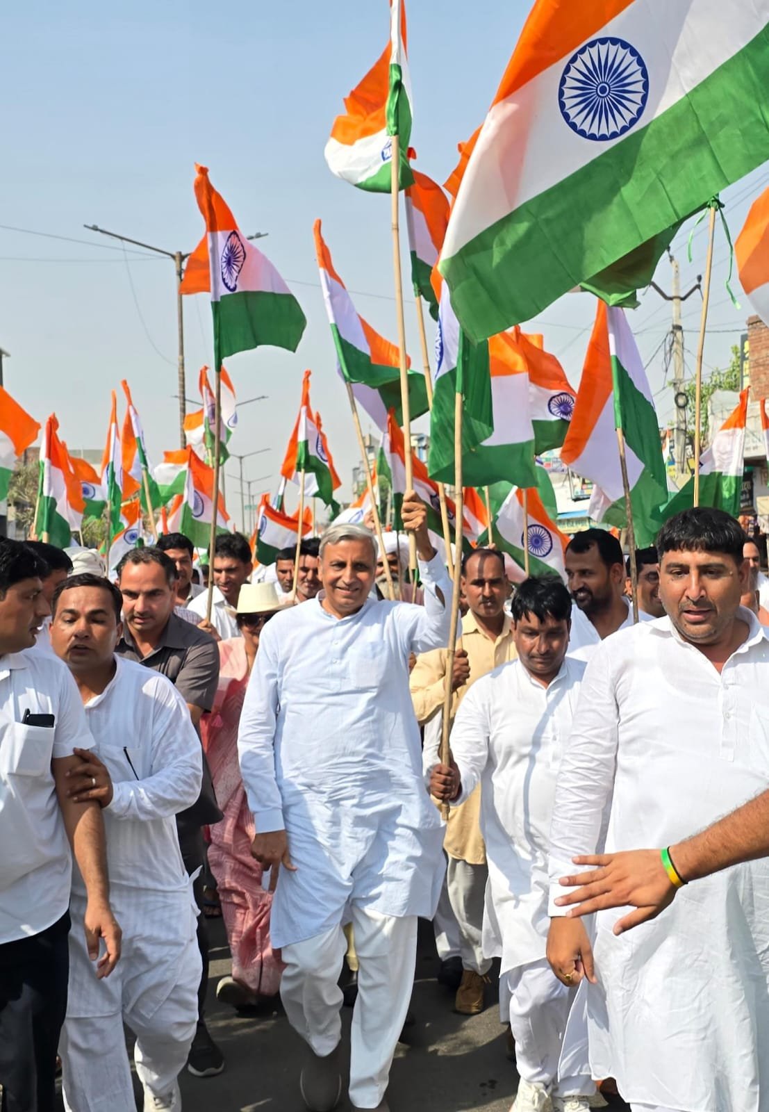 तिरंगा यात्रा में हजारों की संख्या में शामिल विभिन्न स्कूलों के छात्र छात्राएं और महिलाओं व पुरुषों ने भारत माता के जयकारों से सिवानी व बहल कस्बे को किया गुंजायमान