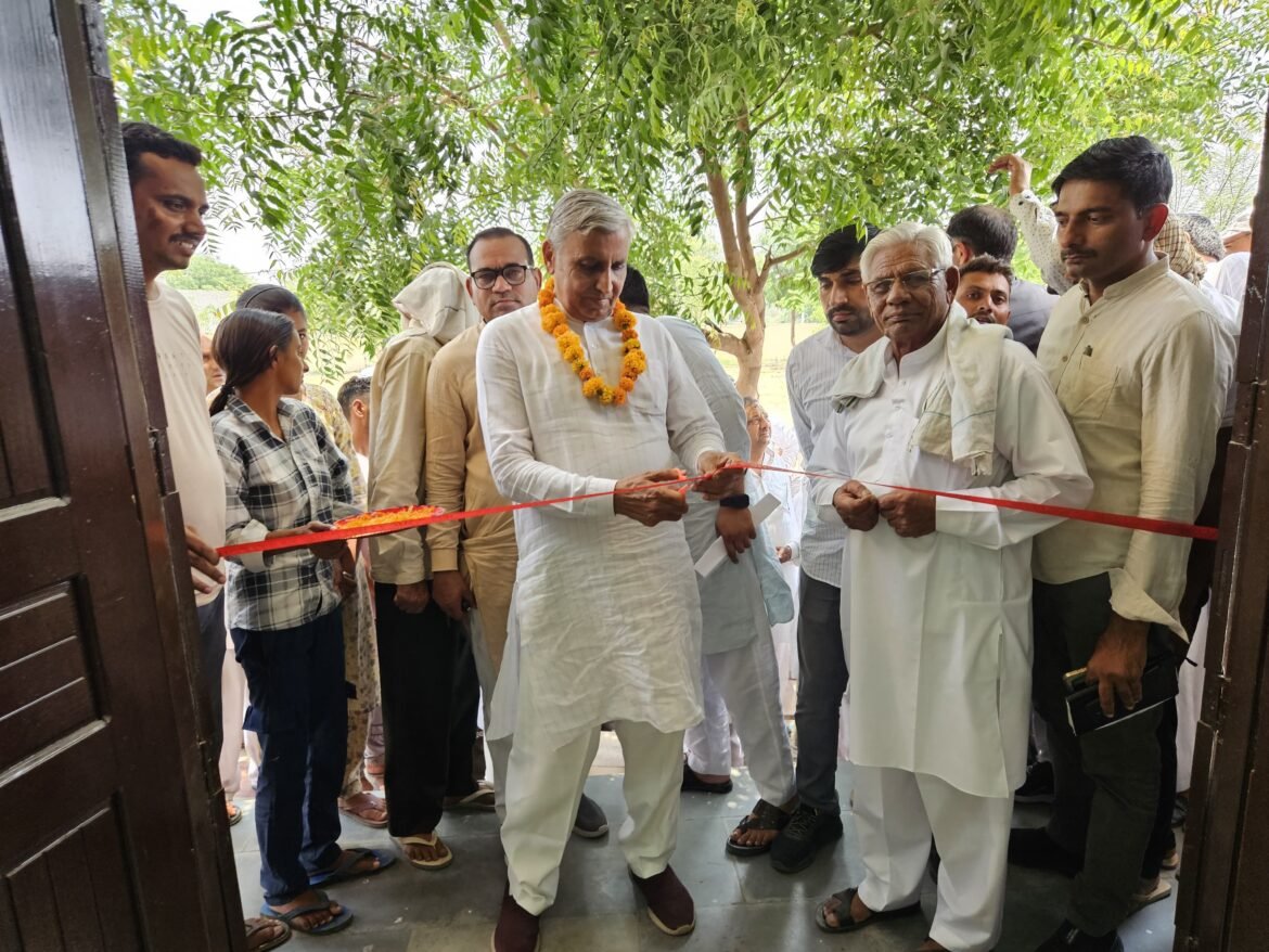 पूर्व कृषि मंत्री जेपी दलाल ने रविवार को गांव हरियावास में जिला पार्षद रविंद्र मंढोली के कोटे से 10 ग्राम पंचायतों को पानी के टैंकर वितरित किए