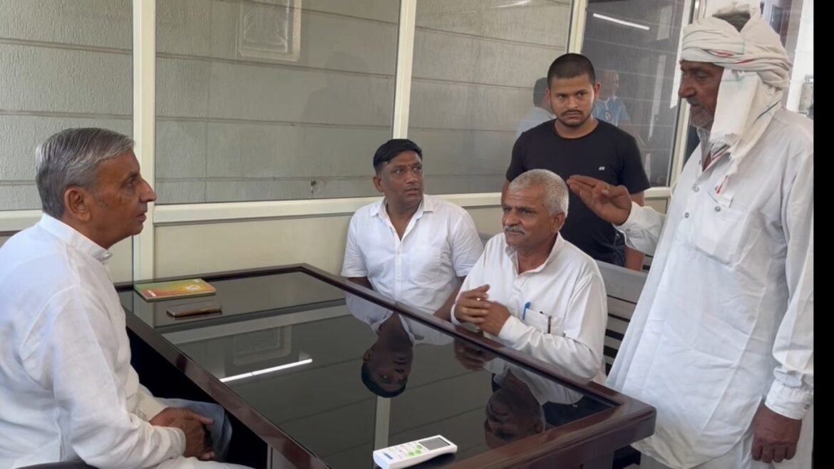 भिवानी में पत्रकारों से बातचीत के दौरान दलाल ने प्रधानमंत्री नरेंद्र मोदी और प्रदेश के मुख्यमंत्री नायब सिंह सैनी की नीतियों की जमकर सराहना की।