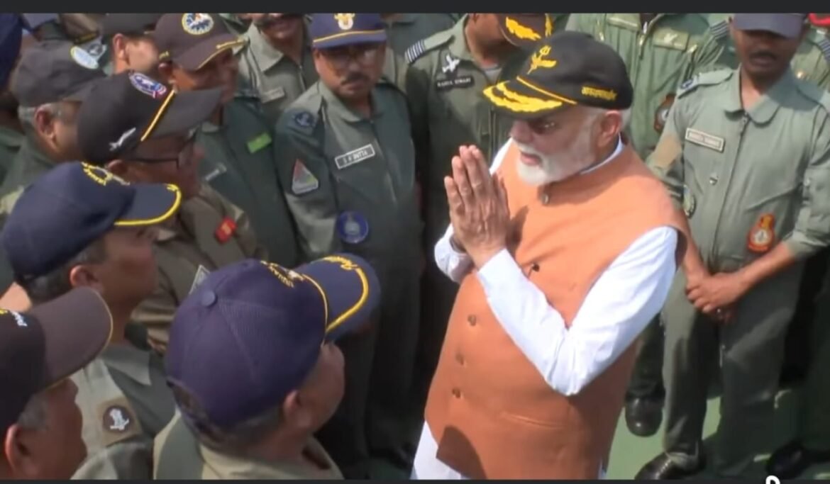 मोदी पहुंचे आदमपुर एयर बेस , फिर कोई आतंकवादी हमला हुआ तो भारत जवाब देगा, पक्का जवाब देगा *