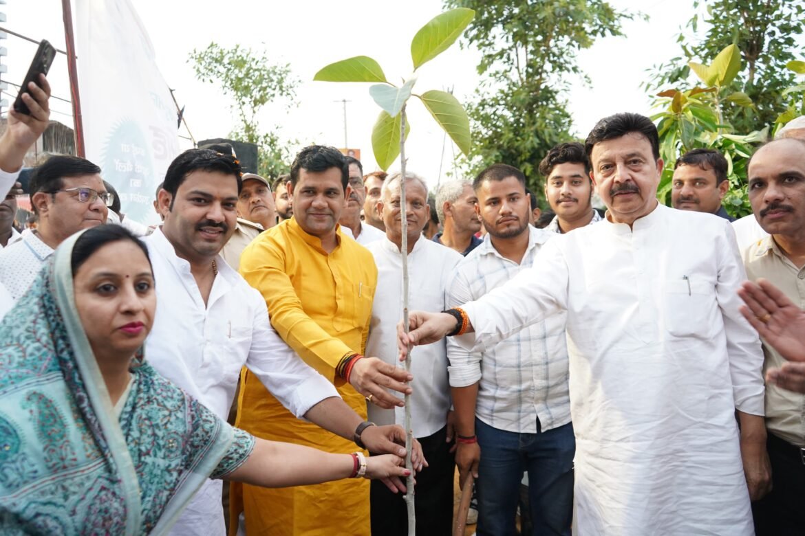 पर्यावरण मंत्री राव नरबीर सिंह ने गाँव हयातपुर में स्वच्छ हरियाणा’ और प्लास्टिक मुक्त अभियान के अंतर्गत आयोजित वृक्षारोपण कार्यक्रम में बतौर मुख्य अतिथि की शिरकत