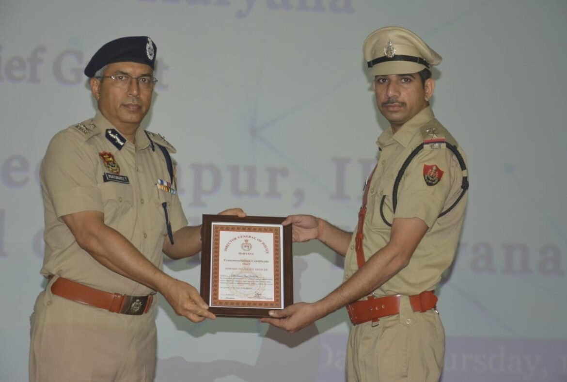 साइबर क्राइम रोकने वाले अधिकारियों को डीजीपी ने किया सम्मानित