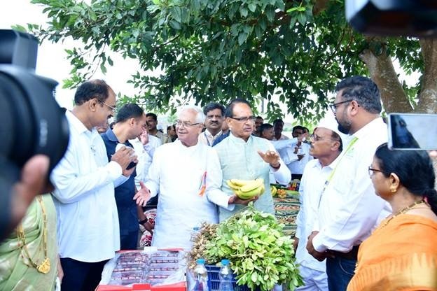 केंद्रीय कृषि मंत्री ने महाराष्ट्र के किसानों से किया संवाद