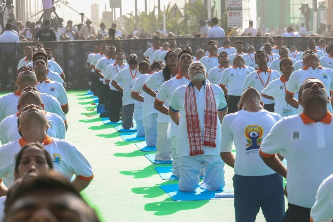 प्रधानमंत्री श्री नरेन्द्र मोदी ने आंध्र प्रदेश के विशाखापत्तनम में 11वें अंतर्राष्ट्रीय योग दिवस समारोह को संबोधित किया