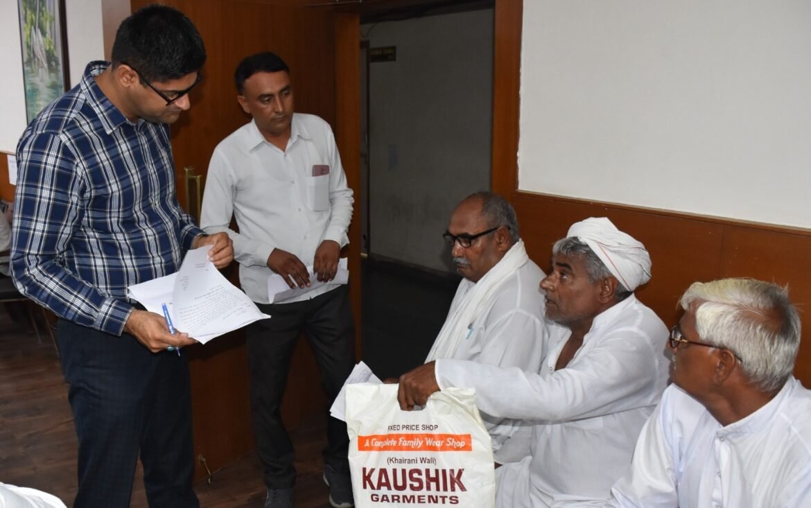 समाधान शिविर में डीसी ने सुनी नागरिकों की समस्याएं