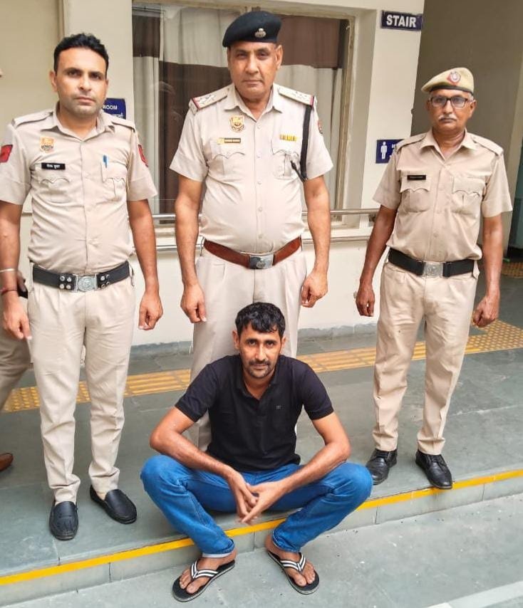 थाना तोशाम पुलिस ने गांव ढाणी माहु में दो घरों में घुसकर तोड़फोड़ करके घरों में आग लगाने के मामले में मुख्य आरोपी को किया गिरफ्तार।
