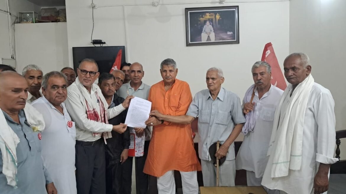 350 करोड़ रूपये के बीमा फ्रॉड का पैसा व 308 करोड़ रुपये बकाया मुआवजा दिलवाने सहित अन्य मांगों को लेकर सौंपा ज्ञापन