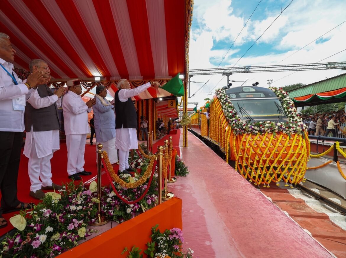 प्रधानमंत्री श्री नरेन्द्र मोदी ने कर्नाटक के बेंगलुरु में लगभग 22,800 करोड़ रुपये की मेट्रो परियोजनाओं का उद्घाटन और शिलान्यास किया