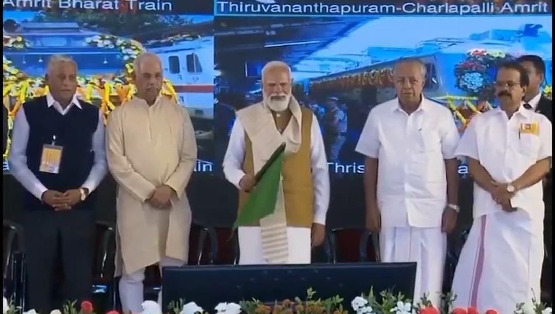 प्रधानमंत्री श्री नरेंद्र मोदी ने केरल के तिरुवनंतपुरम में विभिन्न विकास परियोजनाओं का शिलान्यास और उद्घाटन किया तथा ट्रेनों को हरी झंडी दिखाई