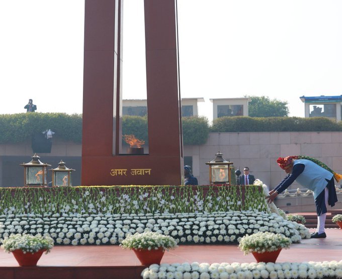 प्रधानमंत्री ने राष्ट्रीय समर स्मारक पर वीर सैनिकों को श्रद्धांजलि अर्पित की