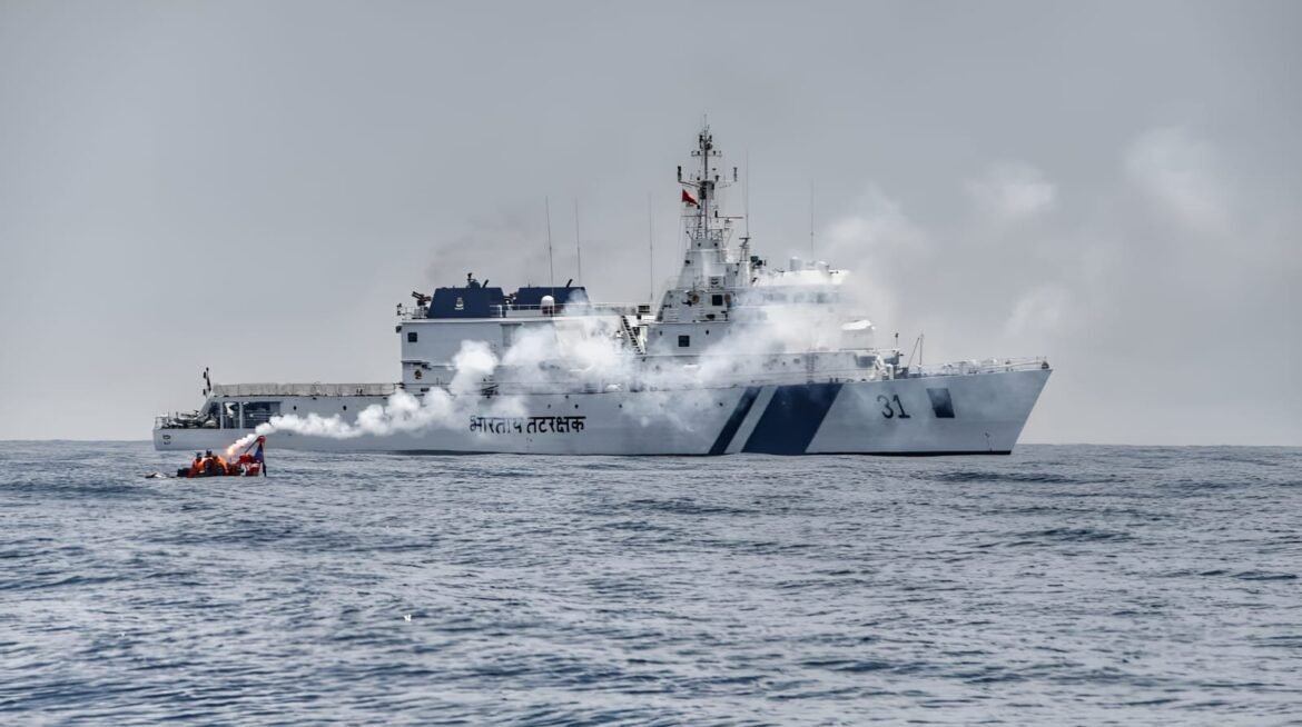 प्रधानमंत्री ने भारतीय तटरक्षक बल के स्थापना दिवस पर उन्हें बधाई दी