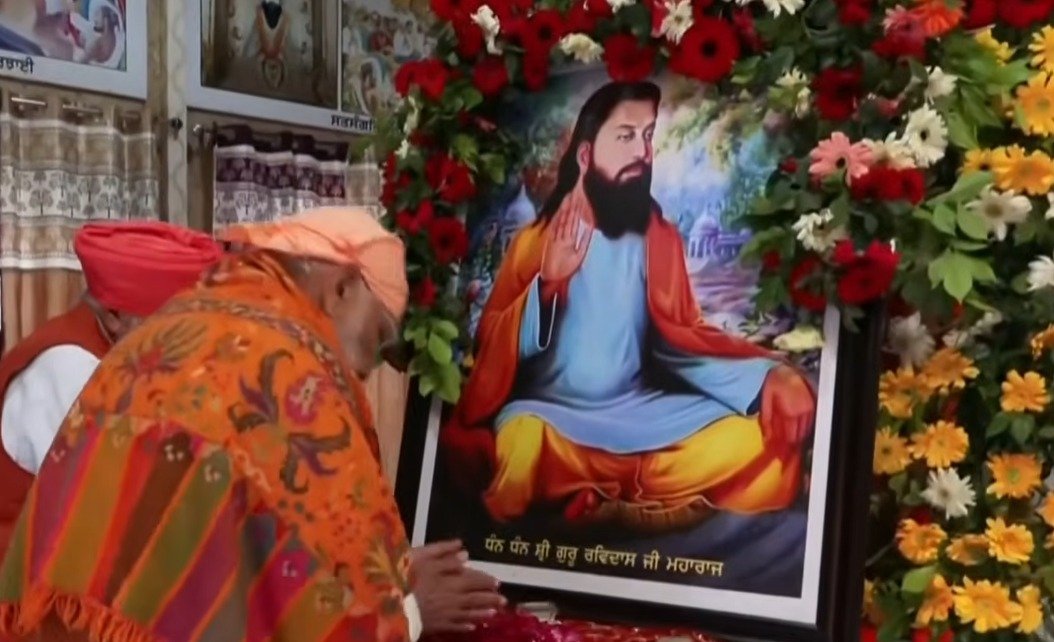 प्रधानमंत्री ने महान संत श्री गुरु रविदास महाराज जी को श्रद्धांजलि अर्पित की