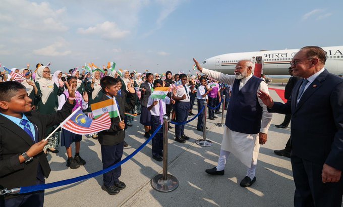 कुआलालंपुर पहुंचने पर प्रधानमंत्री का मलेशिया के प्रधानमंत्री ने किया स्वागत