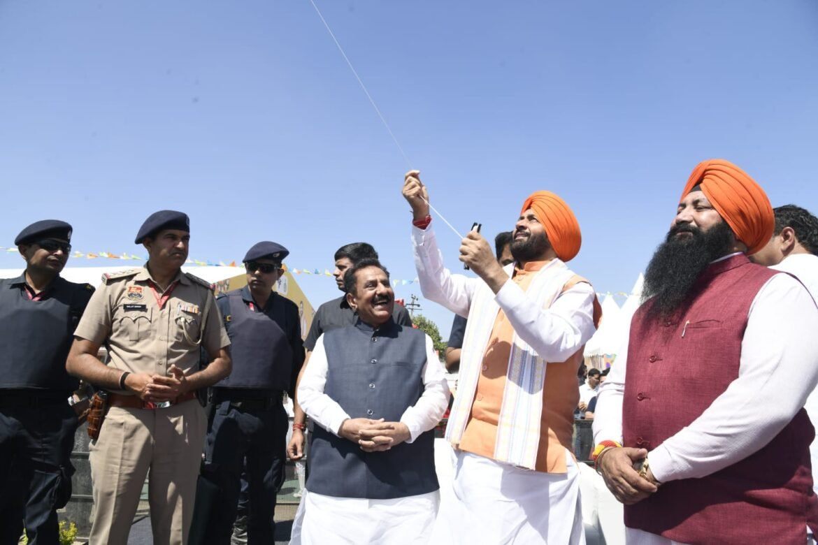 मुख्यमंत्री व स्वामी ज्ञानानंद ने बैसाखी पर्व पर उड़ाई पतंगें