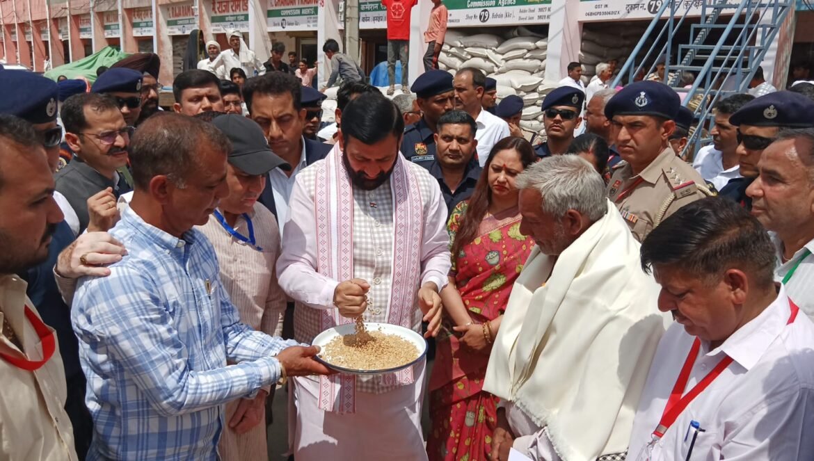 मुख्यमंत्री नायब सिंह सैनी ने बाबैन अनाज मंडी में पहुंचकर लिया गेहूं खरीद प्रक्रिया का जायजा