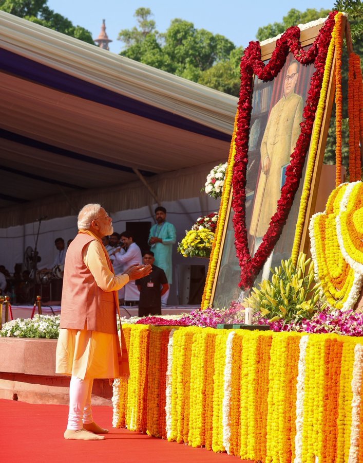 प्रधानमंत्री ने संसद परिसर में डॉ. बाबा साहेब अम्बेडकर को श्रद्धांजलि अर्पित की