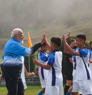 प्रधानमंत्री ने सिक्किम के गंगटोक में युवाओं के साथ फुटबॉल के एक ऊर्जा से परिपूर्ण सत्र में भाग लिया