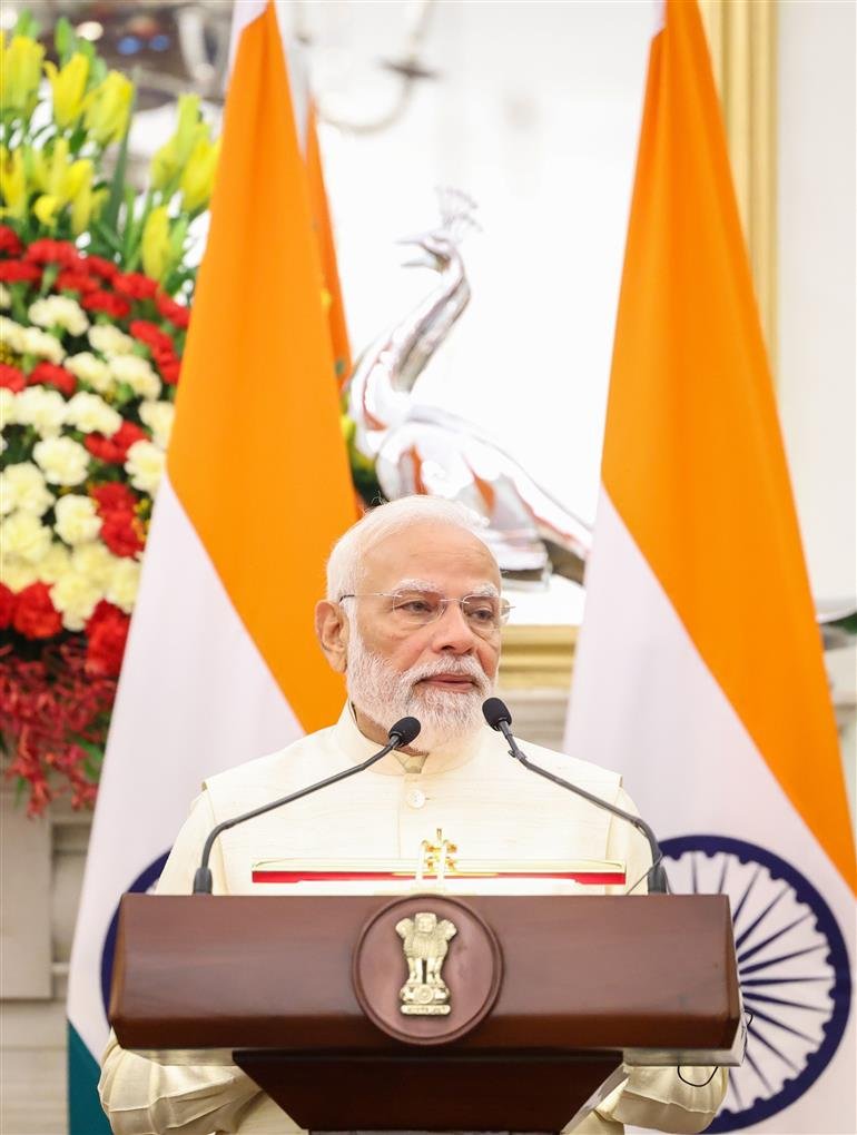 वियतनाम की कम्युनिस्ट पार्टी के जनरल सेक्रेटरी और वियतनाम के राष्ट्रपति के साथ संयुक्त प्रेस वक्तव्य के दौरान प्रधानमंत्री का प्रेस वक्तव्य